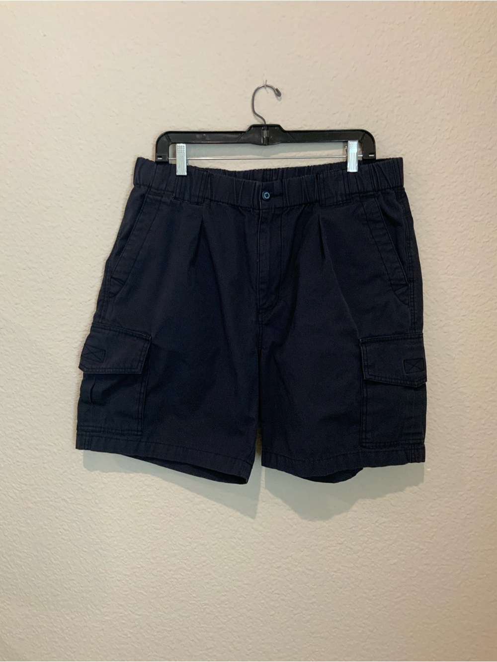 Size large men’s navy blue Tommy Bahama cotton cargo shorts